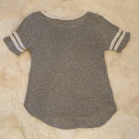 Atticute Short sleeve scoop neckline light gray w white trim soft Tee curved hem - Picture 9 of 11